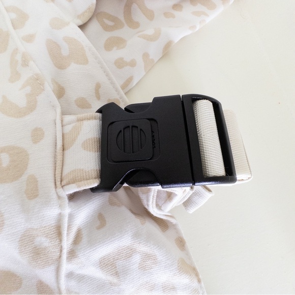 Tushbaby Hip Carrier & Snug Attachment - Picture 11 of 13